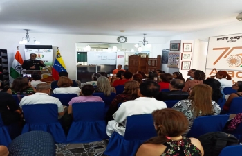 Como parte de AKAM, la Embajada organizo hoy una clase gratuita de Hindi para los venezolanos interesados. El Embajador Abhishek Singh se dirigio a los estudiantes y les aseguro que la Embajada organizaria clases de Hindi y Sanscrito, ademas de dos clases de Yoga al dia.